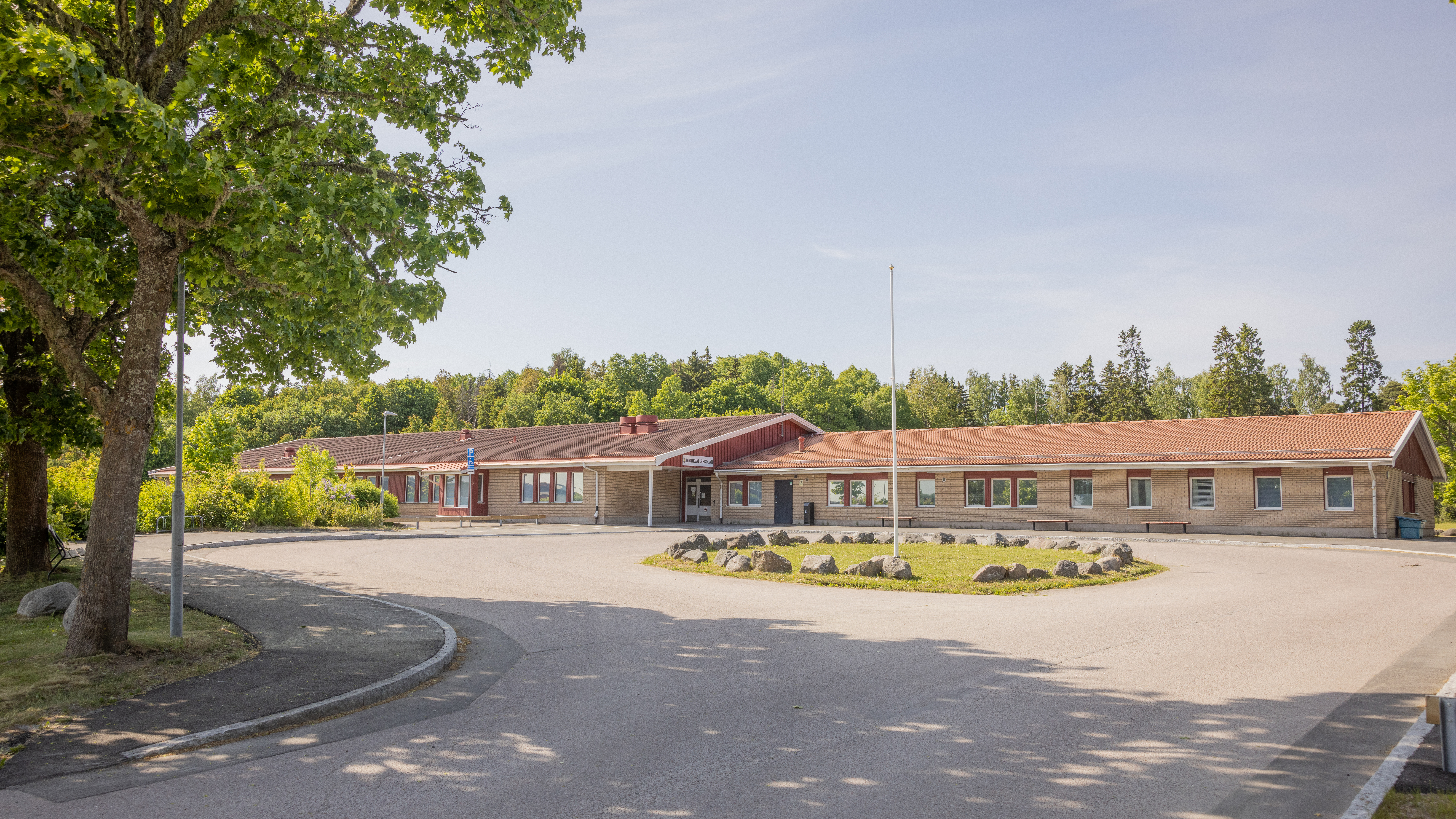 Överblick av Björkvallsskolans entré och byggnad