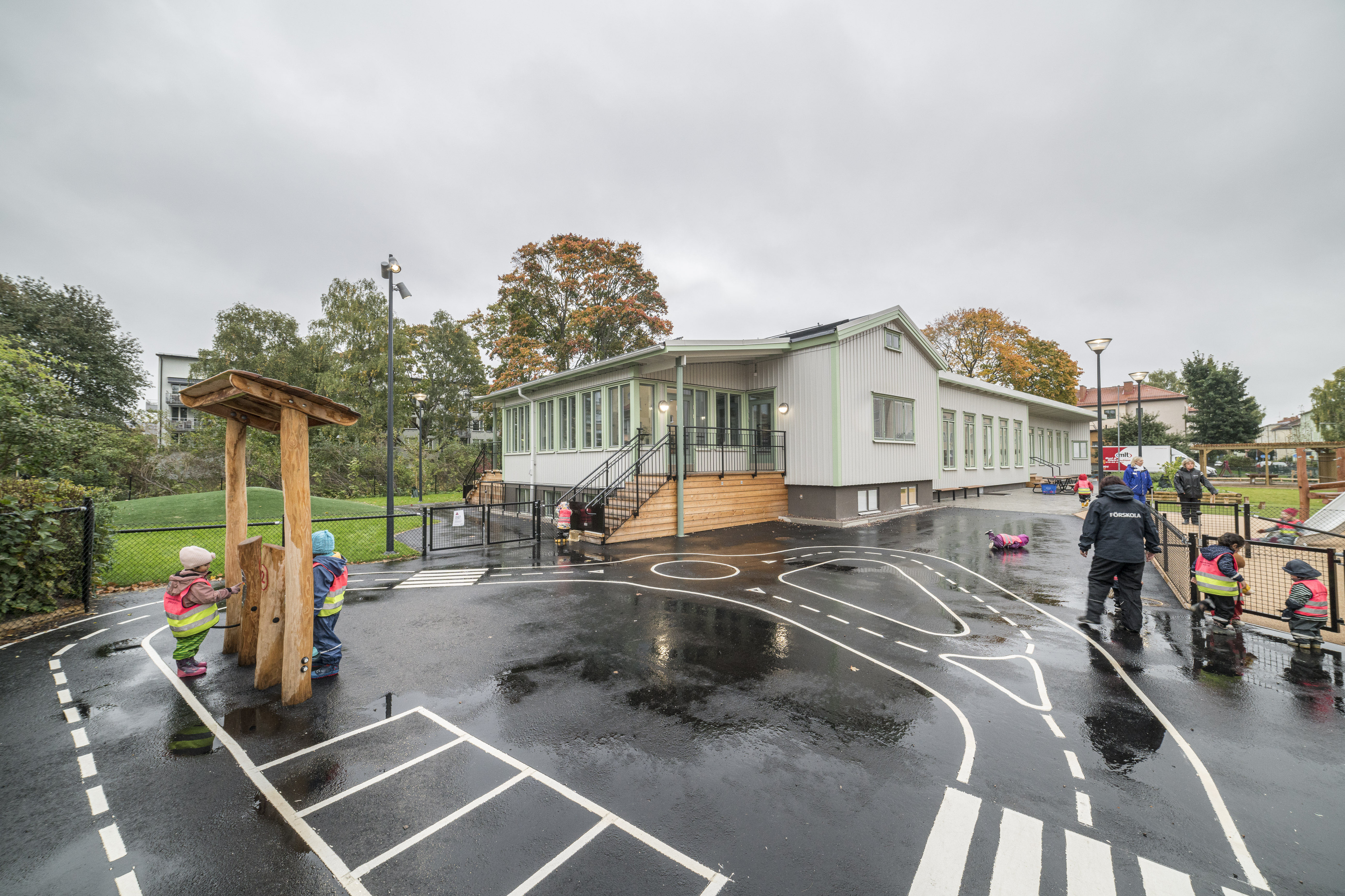 Föreskolelever leker på Peterslund förskolas skolgård.