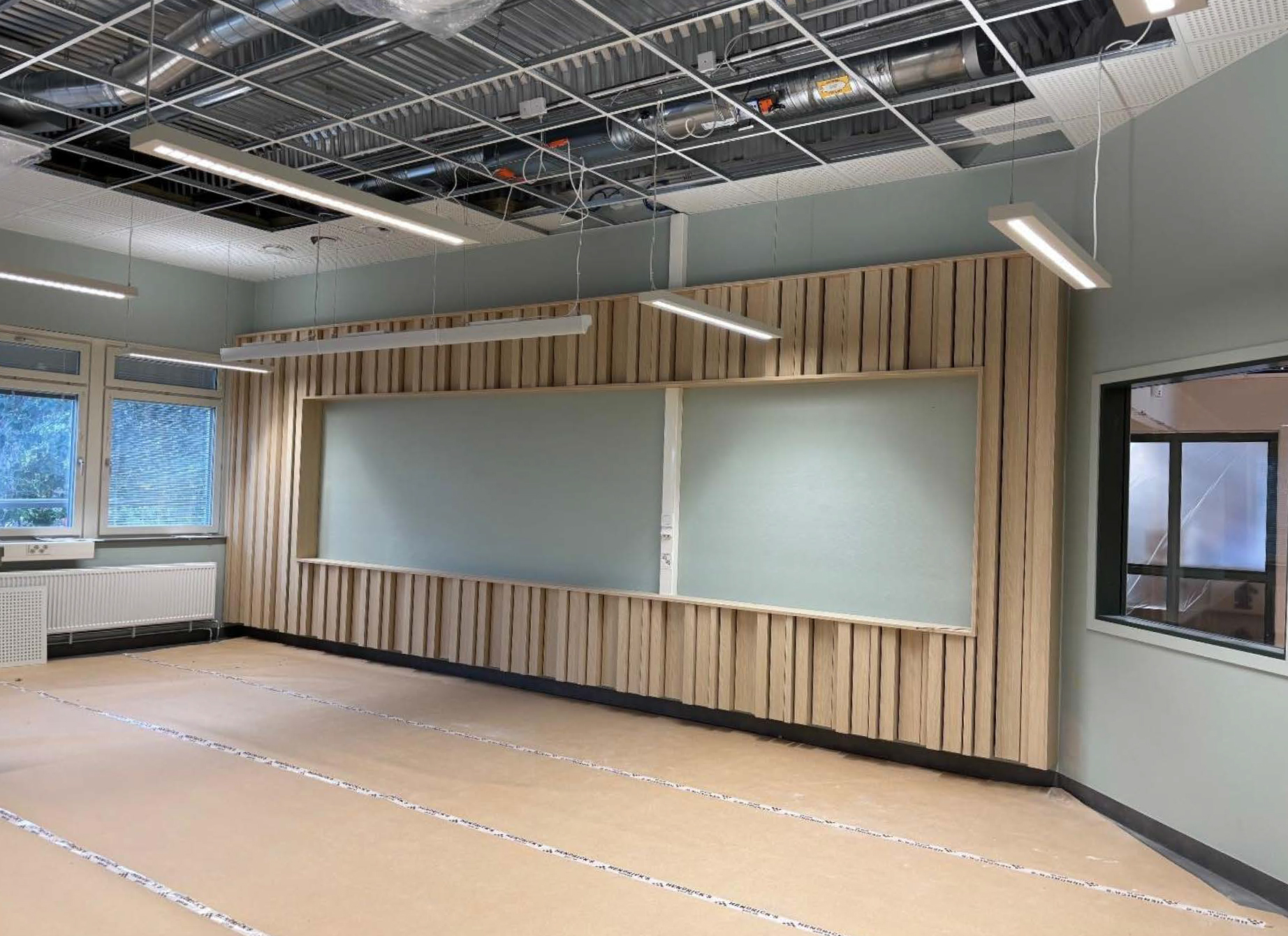 Trävägg i innemiljö på skola som renoveras.