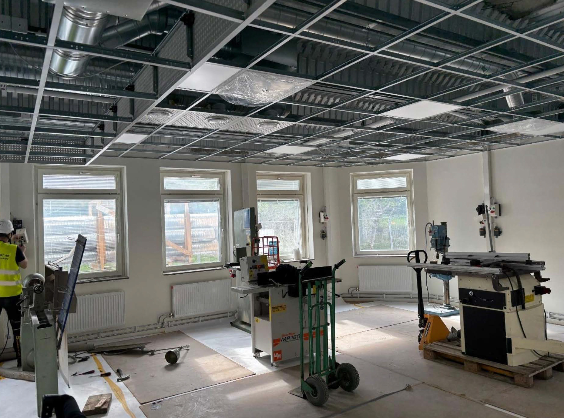 Skolsal växer fram i innemiljö på skola som renoveras.
