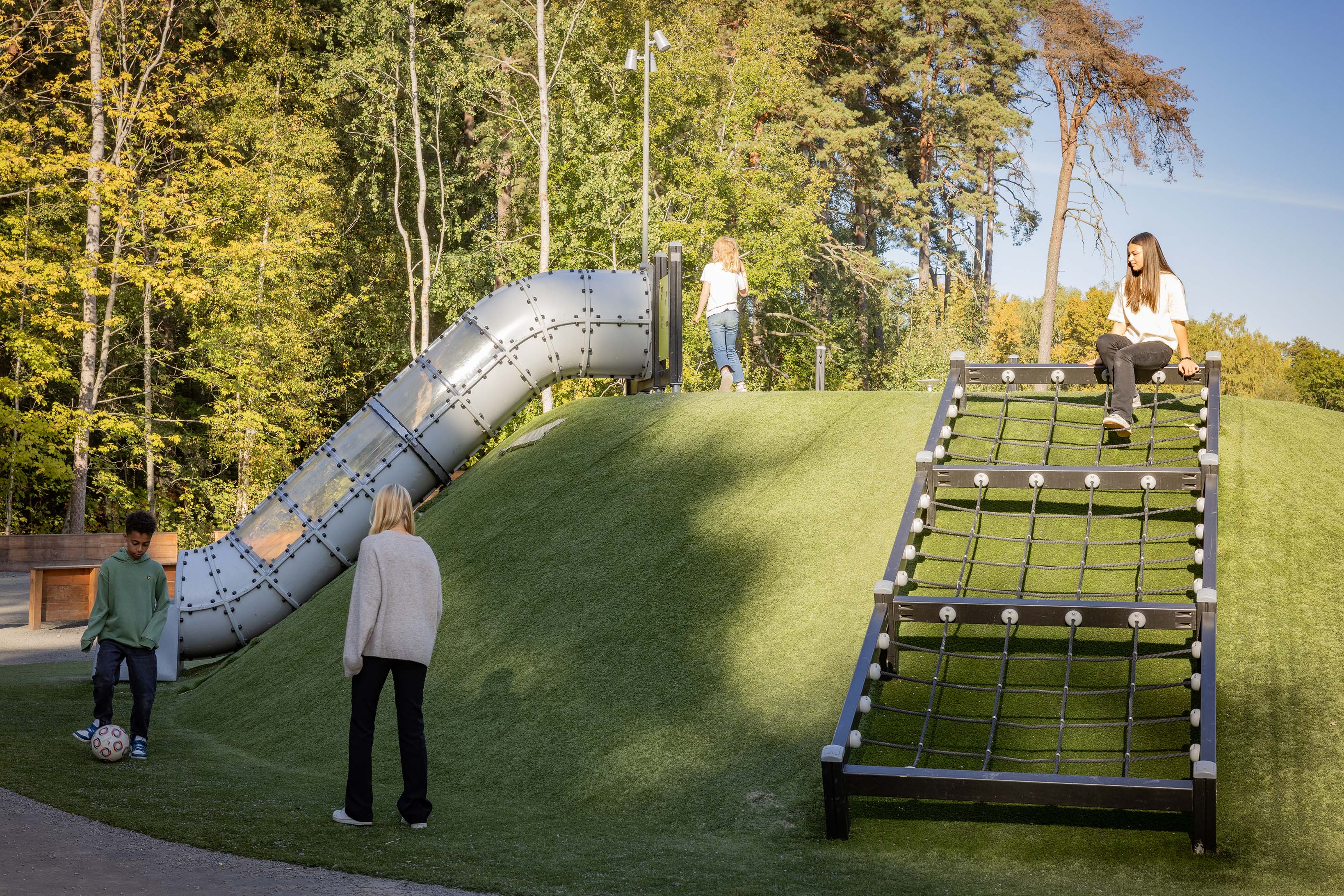 Barn leker på en grön skolgård